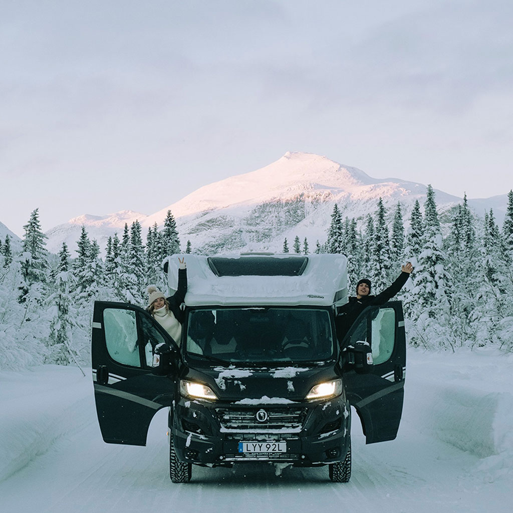 autocaravana-juana-caravana-en-la-nieve