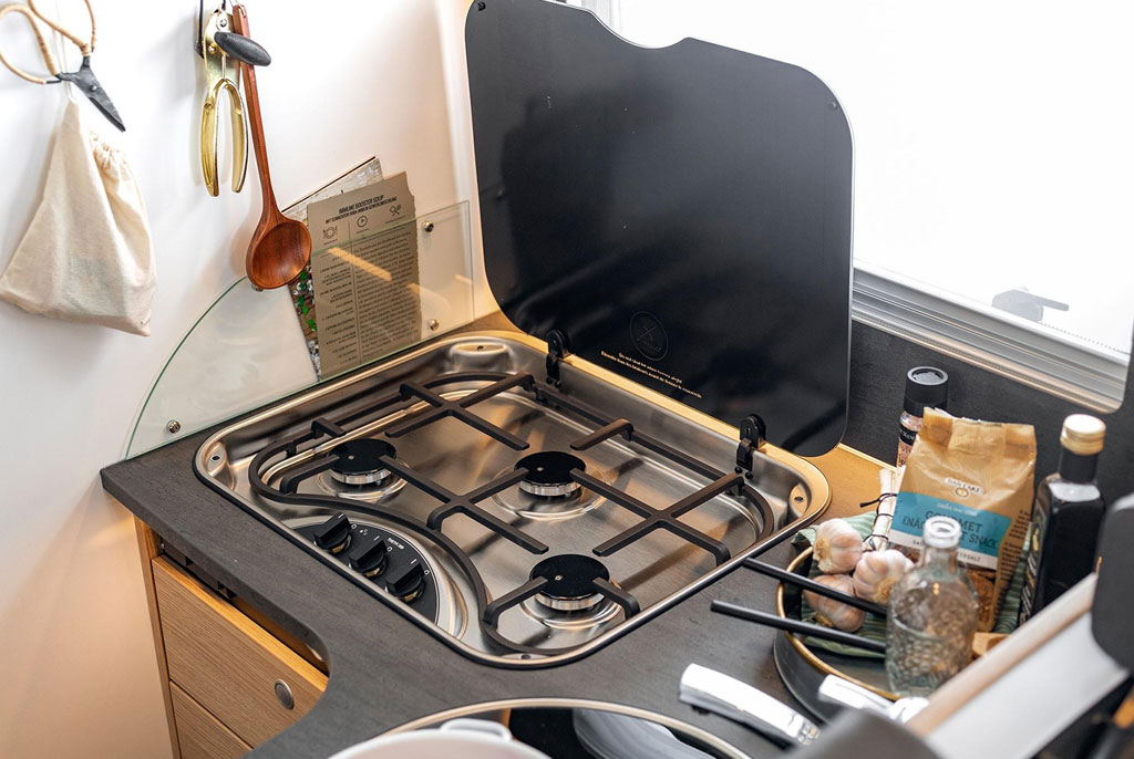 autocaravana-juana-distribucion-cocina