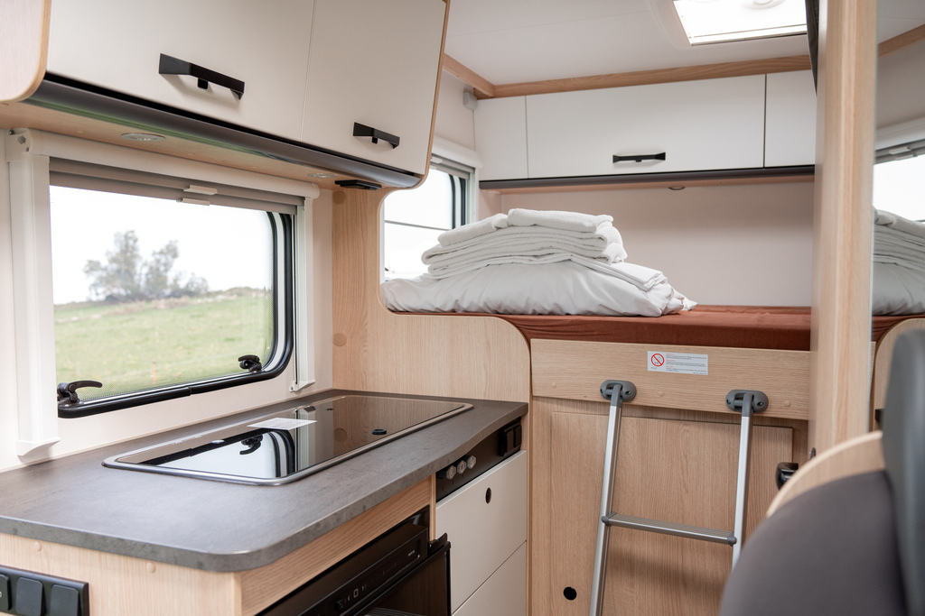 autocaravana-candela-distribucion-cocina alquiler de autocaravanas en asturias