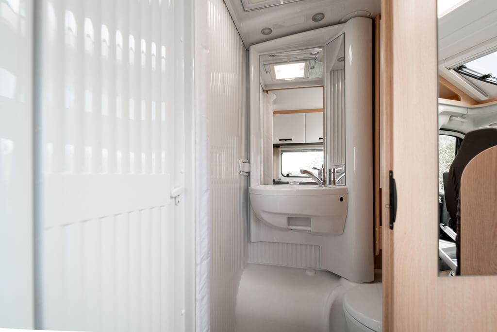 autocaravana-candela-distribucion-baño alquiler autocaravana asturias